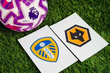LONDON, UNITED KINGDOM, FEBRUARY 23, 2026: Leeds United - Wolverhampton Wanderers Premier Ligi maçı, yemyeşil sahada resmi maç topu, fotokopi alanı olan duvar kağıdı.
