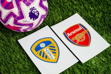 LONDON, UNITED KINGDOM, 23 Şubat 2026: Premier Lig 'de Leeds United ve Arsenal Derbisi futbol maçı. Kulüp logosu ve resmi futbol topu yeşil futbol çimlerinde.