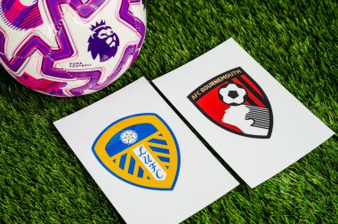 LONDON, UNITED KINGDOM, 23 Şubat 2026: Premier Lig 'de Leeds United, AFC Bournemouth Derby maçına karşı. Kulüp logosu ve resmi futbol topu yeşil futbol çimlerinde.