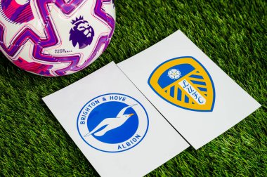 LONDON, UNITED KINGDOM, FEBRUARY 23, 2026: Brighton & Hove Albion - Leeds Birleşik İngiltere Premier Ligi karşılaşması, takım logoları ve yeşil çimlerde futbol topu