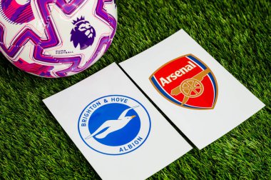 LONDON, UNITED KINGDOM, FEBRUARY 23, 2026: Brighton & Hove Albion - Arsenal Premier Ligi maçı, yeşil çimlerde resmi futbol topu, düzenleme alanı olan duvar kağıdı.