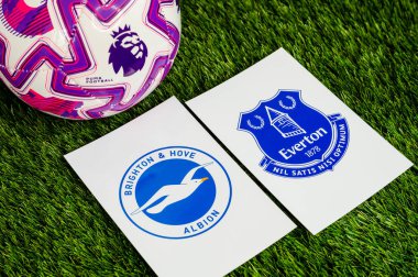LONDON, UNITED KINGDOM, FEBRUARY 23, 2026: Brighton & Hove Albion, Everton İngiliz Premier Ligi karşılaşması, takım logoları ve yeşil çimlerde futbol topu