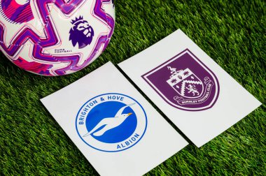 LONDON, UNITED KINGDOM, FEBRUARY 23, 2026: Brighton & Hove Albion - Burnley Premier Ligi maçı, yemyeşil sahada resmi maç topu, fotokopi alanlı duvar kağıdı.