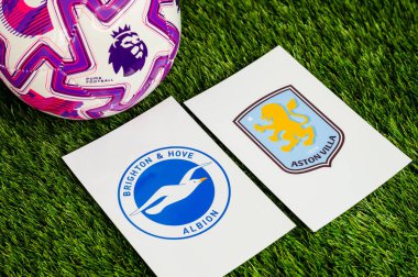 LONDON, UNITED KINGDOM, FEBRUARY 23, 2026: Brighton & Hove Albion - Aston Villa Premier Ligi maçı, yemyeşil sahada resmi maç topu, fotokopi alanı olan duvar kağıdı.