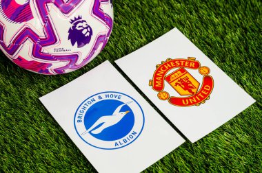 LONDON, UNITED KINGDOM, FEBRUARY 23, 2026: Brighton & Hove Albion - Manchester United Premier Ligi maçı, yemyeşil sahada resmi maç topu, fotokopi alanı olan duvar kağıdı.