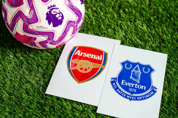 LONDON, UNITED KINGDOM, FEBRUARY 23, 2026: Arsenal - Everton Premier Ligi maçı, resmi futbol topu yeşil çimlerde, düzenleme alanı olan duvar kağıdı.