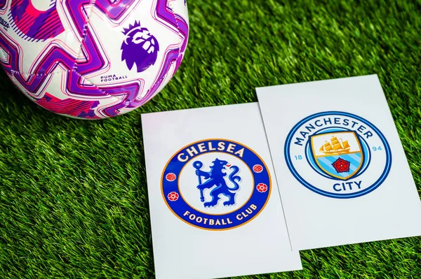 LONDON, UNITED KINGDOM, FEBRUARY 23, 2026: Chelsea-Manchester Premier Ligi maçı, takım logoları ve yeşil çimlerde futbol topu