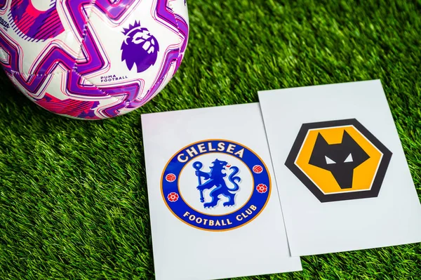 LONDON, UNITED KINGDOM, FEBRUARY 23, 2026: Chelsea - Wolverhampton Wanderers İngiliz Premier Ligi karşılaşması, takım logoları ve yeşil çimlerde futbol topu