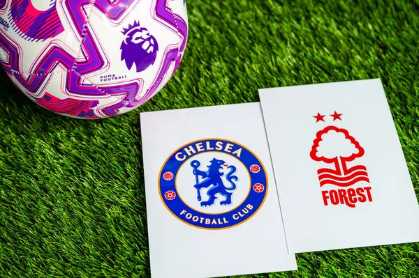LONDON, UNITED KINGDOM, FEBRUARY 23, 2026: Chelsea - Nottingham Forest Premier Ligi maçı, yemyeşil sahada resmi maç topu, fotokopi alanı olan duvar kağıdı.