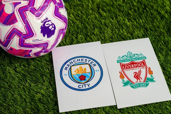LONDON, UNITED KINGDOM, FEBRUARY 23, 2026: Manchester City - Liverpool Premier Ligi maçı, yeşil çimlerde resmi futbol topu, düzenleme alanı olan duvar kağıdı.