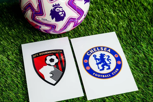 LONDON, UNITED KINGDOM, FEBRUARY 23, 2026: AFC Bournemouth - Chelsea Premier Ligi çatışması, kulüp armaları ve taze yeşil çimen arka planında futbol topu.
