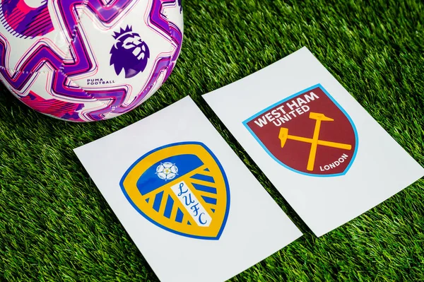 LONDON, UNITED KINGDOM, FEBRUARY 23, 2026: Leeds United, West Ham United İngiltere Premier Ligi karşılaşması, takım logoları ve yeşil çimlerde futbol topu