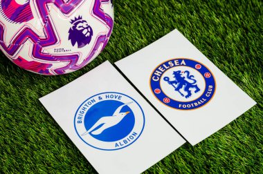 LONDON, UNITED KINGDOM, FEBRUARY 23, 2026: Brighton & Hove Albion - Chelsea Premier Ligi maçı, yemyeşil sahada resmi maç topu, fotokopi alanı ile duvar kağıdı.