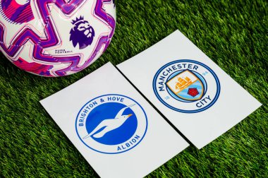 LONDON, UNITED KINGDOM, FEBRUARY 23, 2026: Premier Lig 'de Brighton & Hove Albion - Manchester City Derby maçı. Kulüp logosu ve resmi futbol topu yeşil futbol çimlerinde.