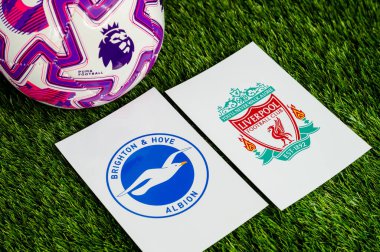 LONDON, UNITED KINGDOM, FEBRUARY 23, 2026: Brighton & Hove Albion - Liverpool Premier Ligi maçı, yemyeşil sahada resmi maç topu, fotokopi alanı olan duvar kağıdı.