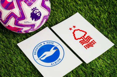 LONDON, UNITED KINGDOM, FEBRUARY 23, 2026: Brighton & Hove Albion - Nottingham İngiltere Premier Ligi karşılaşması, takım logoları ve yeşil çimlerde futbol topu