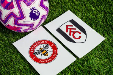LONDON, UNITED KINGDOM, FEBRUARY 23, 2026: Brentford - Fulham Premier Ligi maçı, yemyeşil sahada resmi maç topu, fotokopi alanı olan duvar kağıdı.