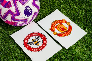 LONDON, UNITED KINGDOM, FEBRUARY 23, 2026: Brentford-Manchester Premier Ligi futbol maçı, yemyeşil sahada resmi maç topu, fotokopi alanı olan duvar kağıdı.