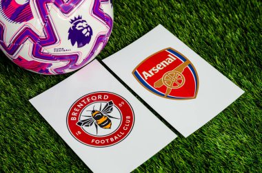 LONDON, UNITED KINGDOM, FEBRUARY 23, 2026: Brentford-Arsenal İngiliz Premier Ligi maçı, takım logoları ve yeşil çimlerde futbol topu