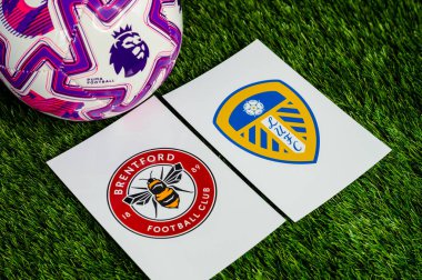 LONDON, UNITED KINGDOM, FEBRUARY 23, 2026: Brentford-Leeds Premier Ligi maçı, takım logoları ve yeşil çimlerde futbol topu