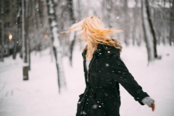 Menina Loira Irreconhecível Está Girando Sob Neve Fundo Inverno Desfocado — Fotografia de Stock