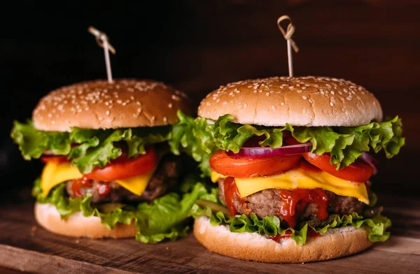 Деревянном Ржавом Столе Два Свежих Вкусных Гамбургера Летучим Сыром Картошка — стоковое фото