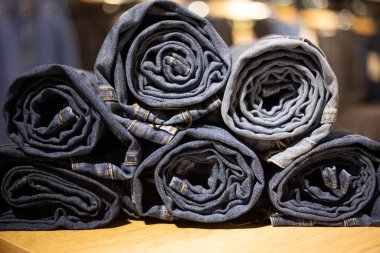 Bir dükkanda kot pantolon giyiyorum. Kotun deseni yakın plan..