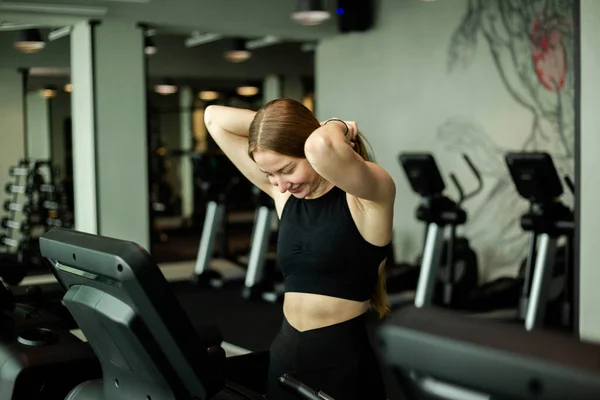 Athletic Woman Dressed Black Sportswear Running Treadmill Modern Gym Fitness — Stock Photo, Image