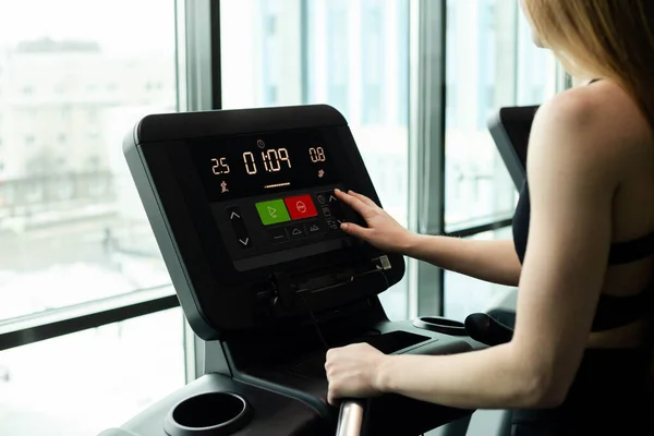 Athletic Woman Dressed Black Sportswear Running Treadmill Modern Gym Fitness — Stock Photo, Image