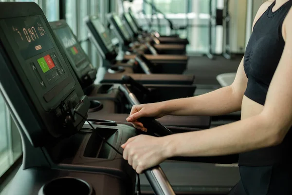 Athletic Woman Dressed Black Sportswear Running Treadmill Modern Gym Fitness — Stock Photo, Image