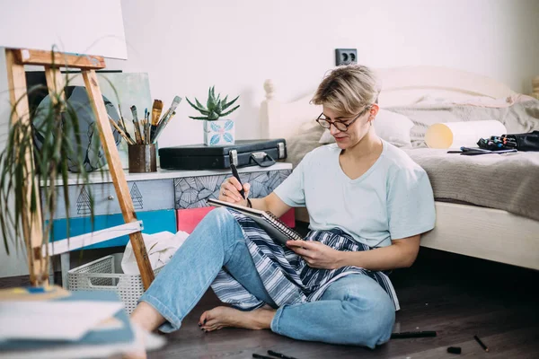 Kadın Ressam Çizim Yapıyor Yaratıcı Birinin Stüdyosu Sanat Yetenek Zanaat — Stok fotoğraf