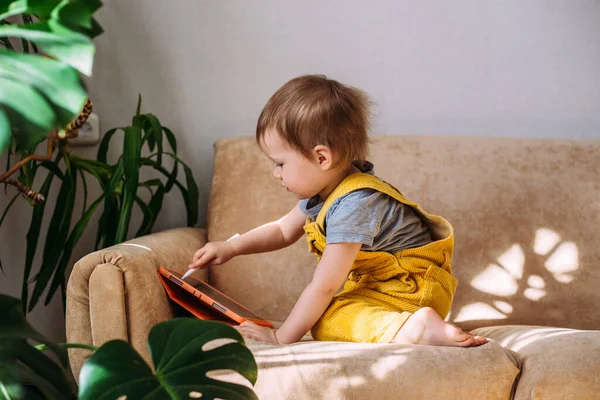 Дитина Використовує Технології Маленький Маленький Малюк Вдома Дивані Планшетом Ручкою — стокове фото