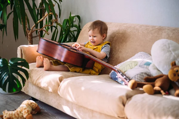 Мила Дитина Грає Великою Акустичною Гітарою Вдома Дивані — стокове фото
