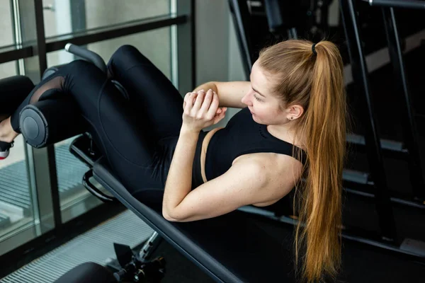 Young attractive girl in sportswear in a fitness club. Sports concept. — Stock Photo, Image