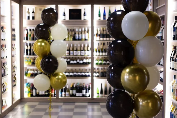 The alcohol store is decorated with balloons on the occasion of the opening. — Stock Photo, Image