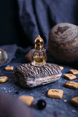 Doğal sihirli yağı olan küçük cam bir şişe. Kozmetik ve sihirli iksir.