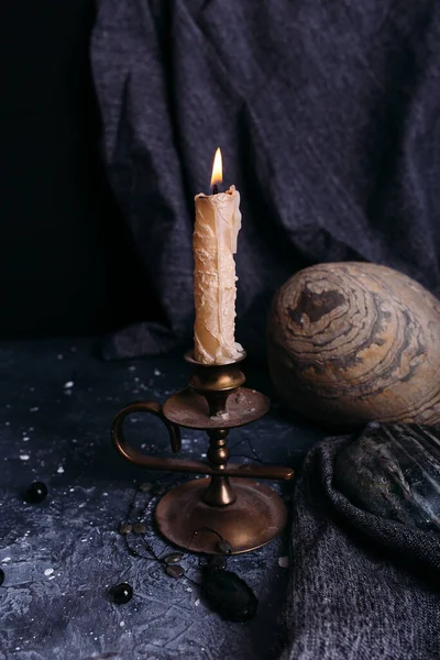 Brûler des bougies et des pierres sur la table des sorcières. Concept occulte, ésotérique. — Photo