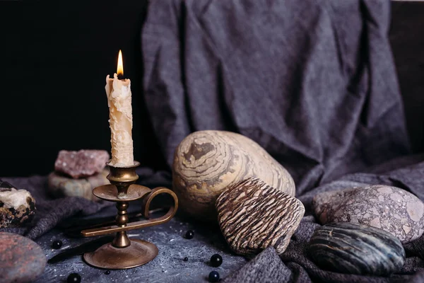 A queimar velas e pedras na mesa das bruxas. Conceito oculto e esotérico. — Fotografia de Stock