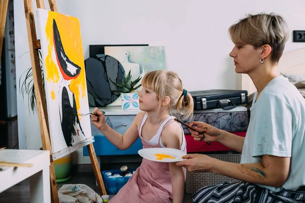 美しい母の芸術家と子供の絵にアクリル絵具. — ストック写真
