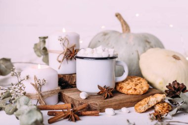 Şekerlemeli kakao, kurabiye, balkabağı ve mumlu sonbahar kompozisyonu. 