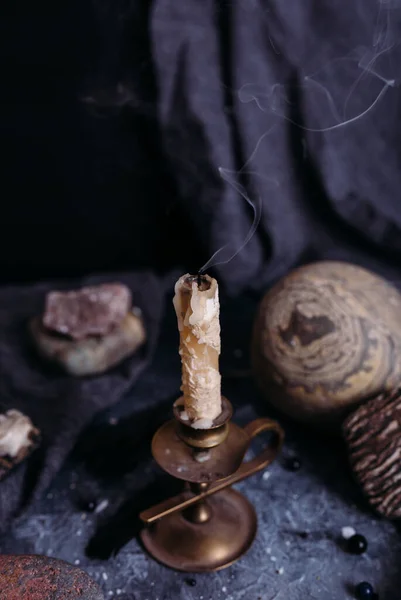 Bougie éteinte, cruche et pierres sur la table des sorcières. — Photo