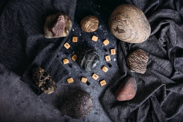 Fortune racontant sur les runes de bois parmi les pierres. Table des sorcières sombre et mystérieuse. — Photo
