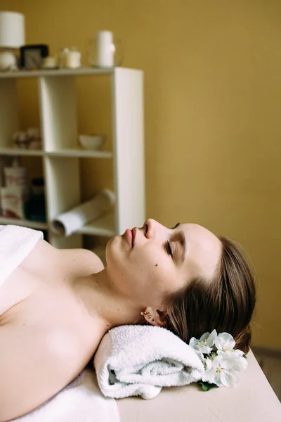 Massaggiatore fare massaggio su un womans faccia a il spa. — Foto Stock