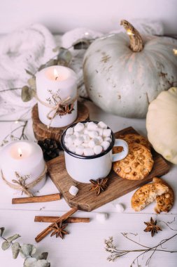 Şekerlemeli kakao, kurabiye, balkabağı ve mumlu sonbahar kompozisyonu. 