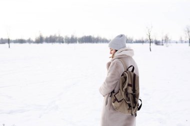 Genç güzel kadın ve onun golden retriever köpeği kışın eğleniyorlar..