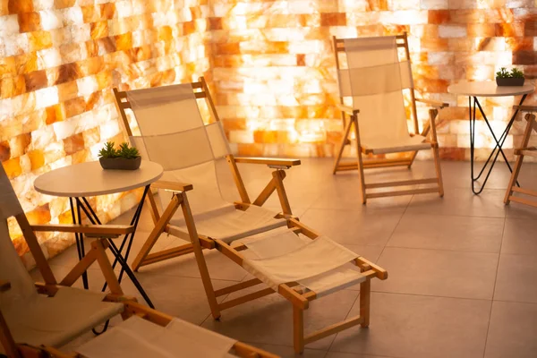 Intérieur de la salle de sel avec fauteuils et mur de blocs de sel dans le spa — Photo