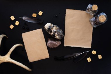 Kraft kağıt maketi, gizemli ruh haliyle siyah arkaplan şablonu.. 