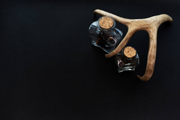 Две волшебные алхимические бутылки зелья на бумажном фоне. Макет, место для копирования. 