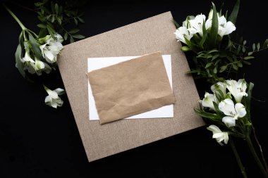 Kraft kağıt maketi, gizemli ruh haliyle siyah arkaplan şablonu.. 