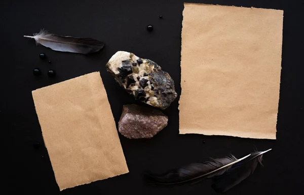 Plantilla maqueta de papel Kraft sobre fondo negro con mágico humor misterioso. — Foto de Stock